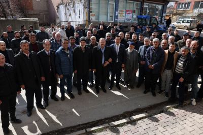 Göksun Belediye Başkanı, Çardak Mahallesi'nde vatandaşlarla buluştu ve projeler hakkında bilgi verdi.