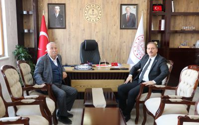 Eski Belediye Başkanı Yusuf Fırat, Samsat ilçesindeki Milli Eğitim Müdürü Ali Tosun'u ziyaret etti.