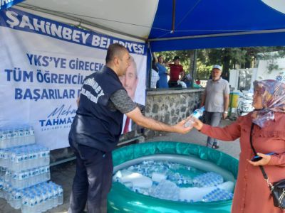 Şahinbey Belediyesi Sınava Girecek Gençlere Su İkramı Yaparak Destek Verdi