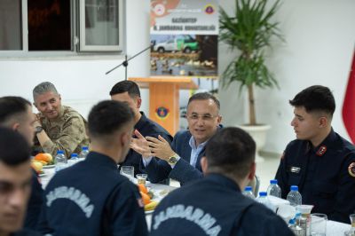 Gaziantep'te düzenlenen iftar programında Jandarma Teşkilatı mensupları ağırlanırken Vali Çeber de katıldı